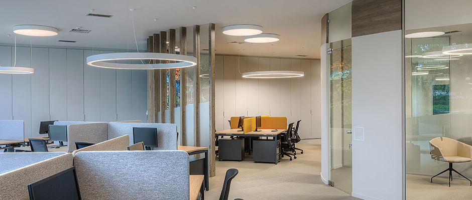 Γραφεία εταιρείας με αρχιτεκτονικό φωτισμό , κρεμαστά LED & LED οροφής