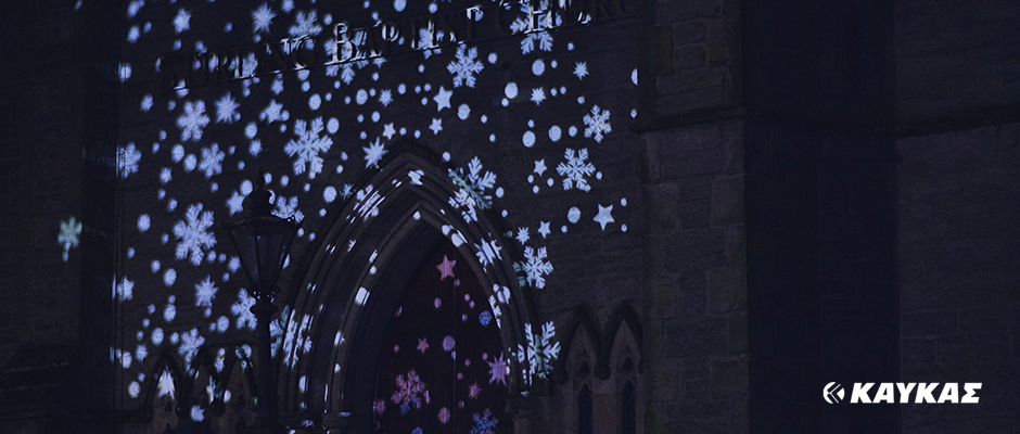 Ελαφριά προβολή νιφάδων χιονιού σε σχήμα κύκλου σε μια είσοδο εκκλησίας